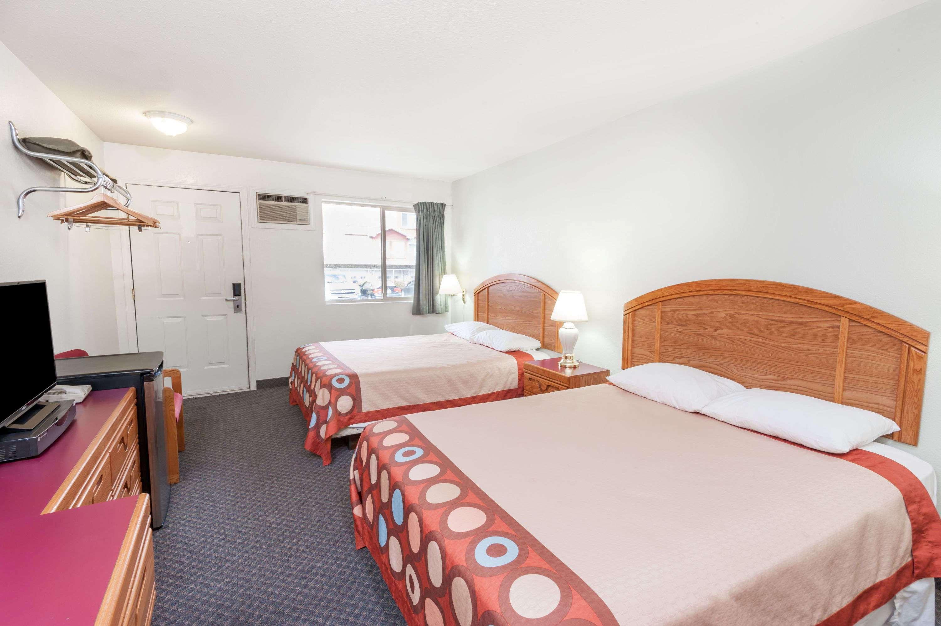 Super 8 By Wyndham Sicamous Hotel Luaran gambar
