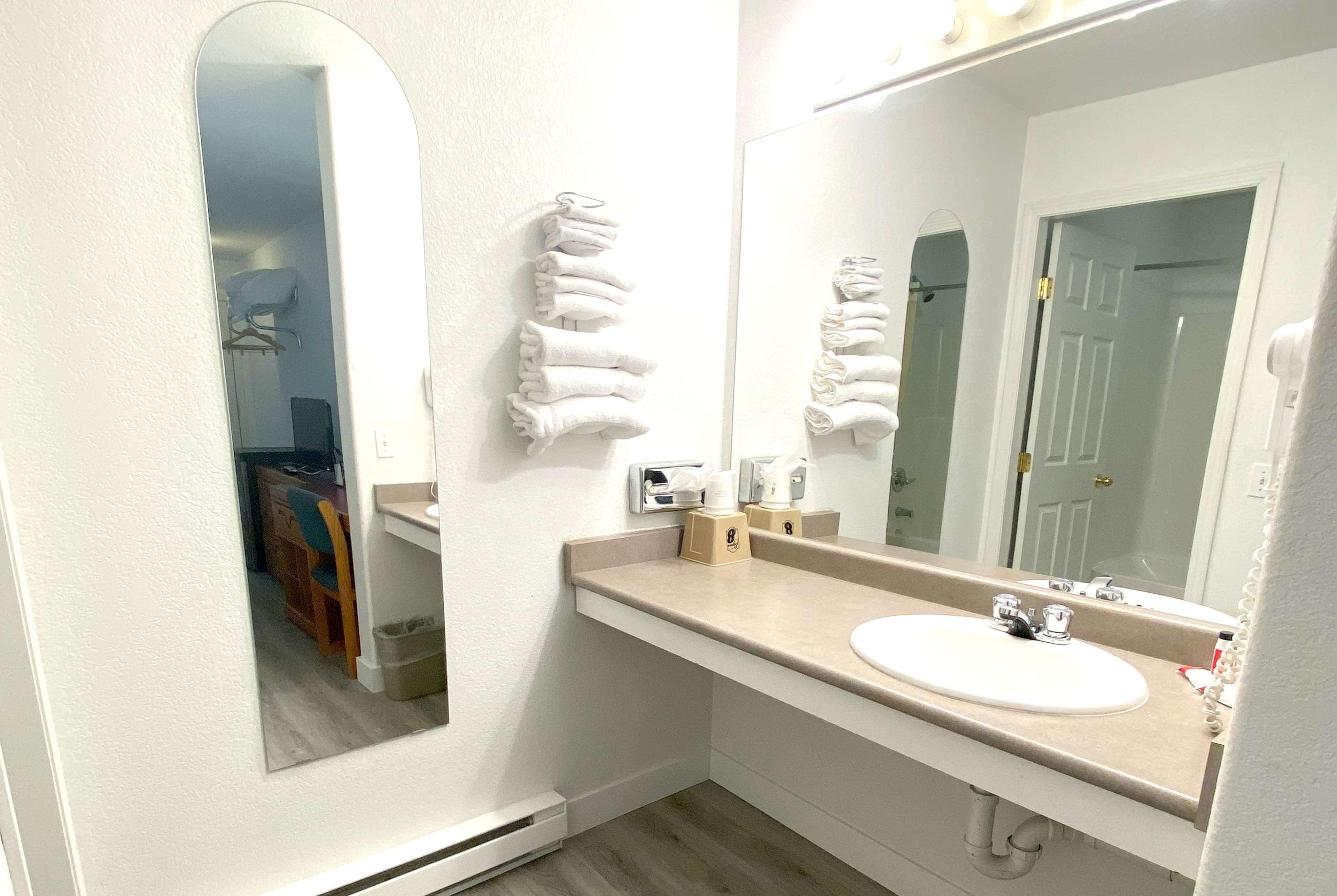 Super 8 By Wyndham Sicamous Hotel Luaran gambar