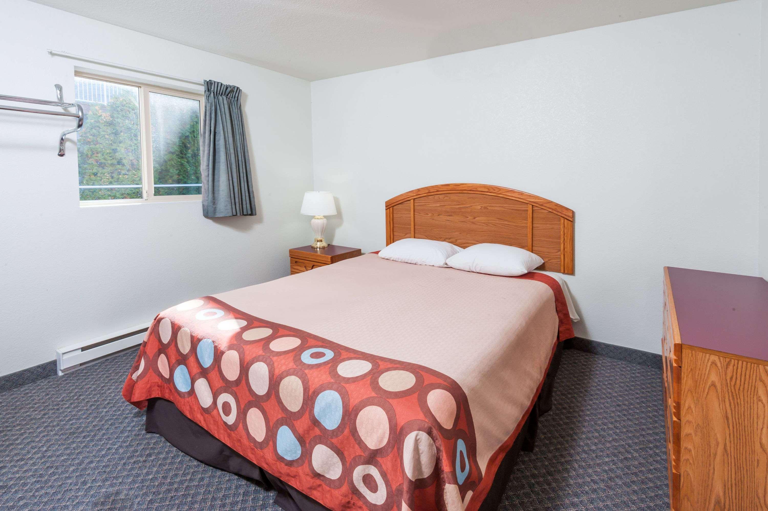 Super 8 By Wyndham Sicamous Hotel Luaran gambar