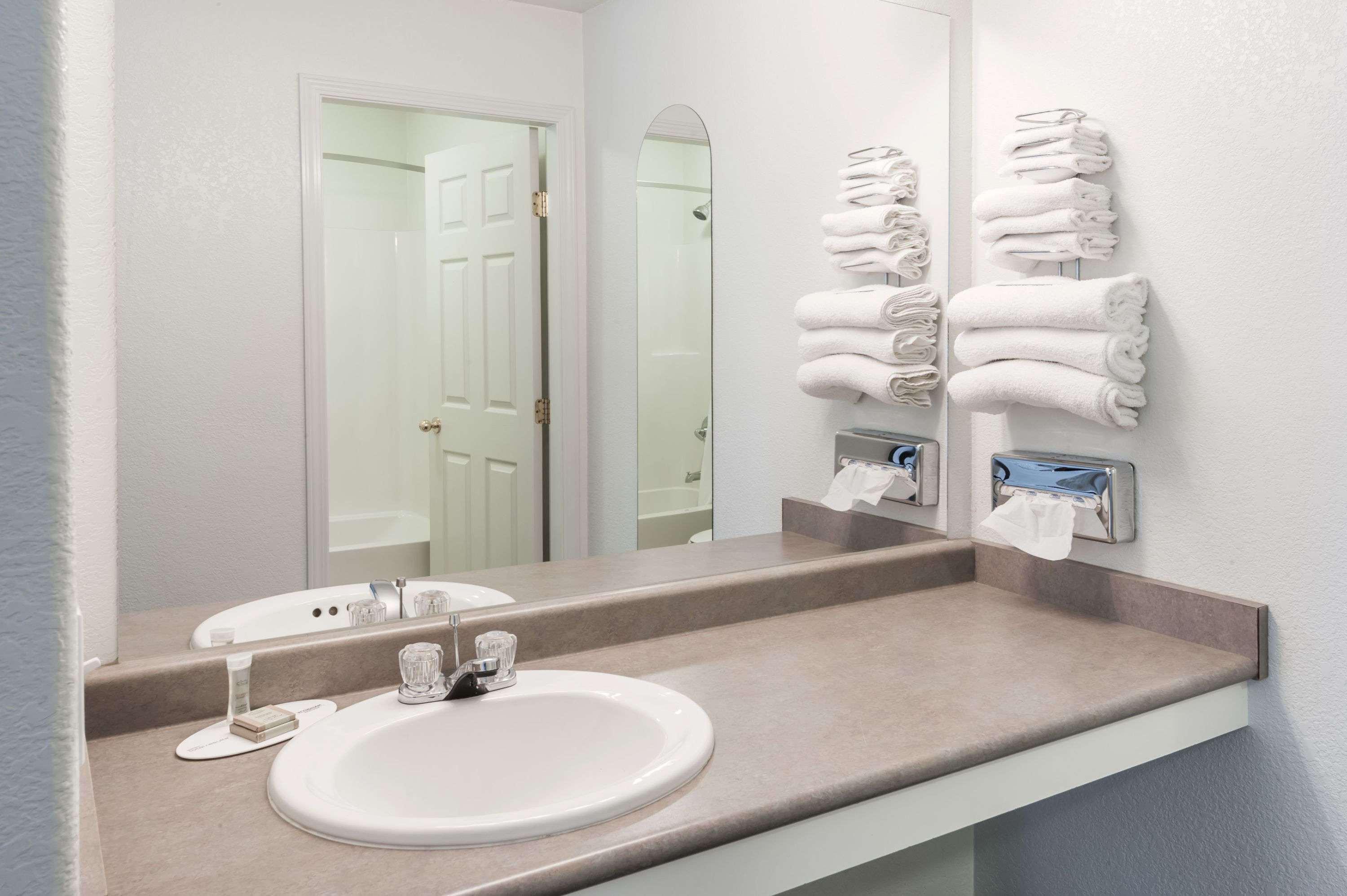 Super 8 By Wyndham Sicamous Hotel Luaran gambar