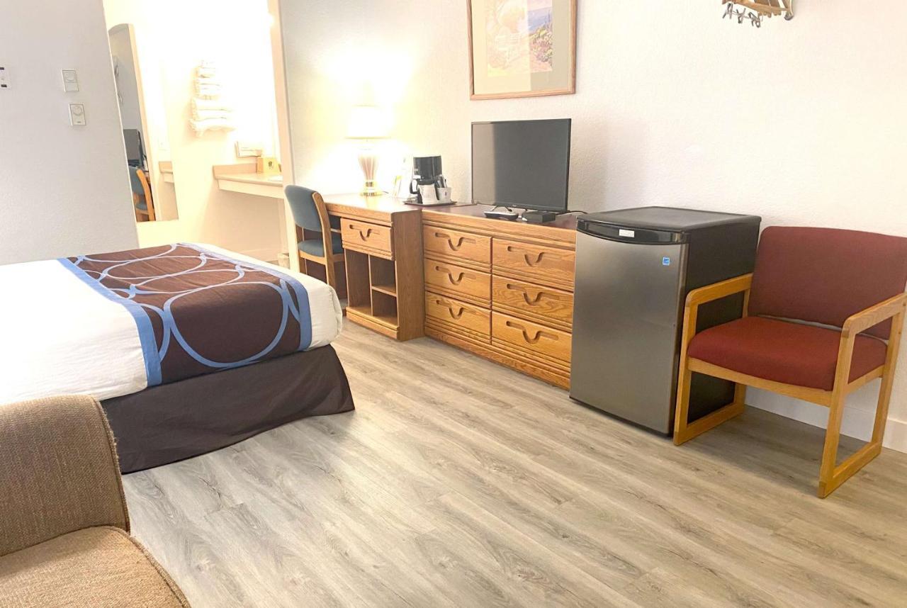 Super 8 By Wyndham Sicamous Hotel Luaran gambar