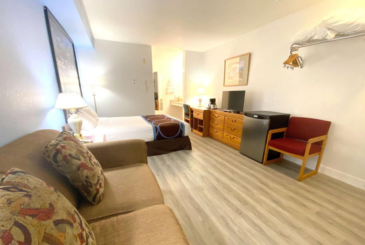 Super 8 By Wyndham Sicamous Hotel Luaran gambar