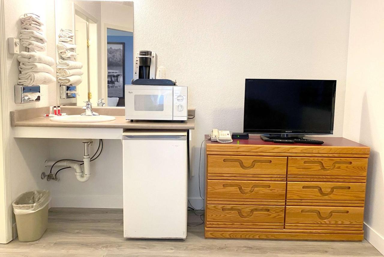 Super 8 By Wyndham Sicamous Hotel Luaran gambar