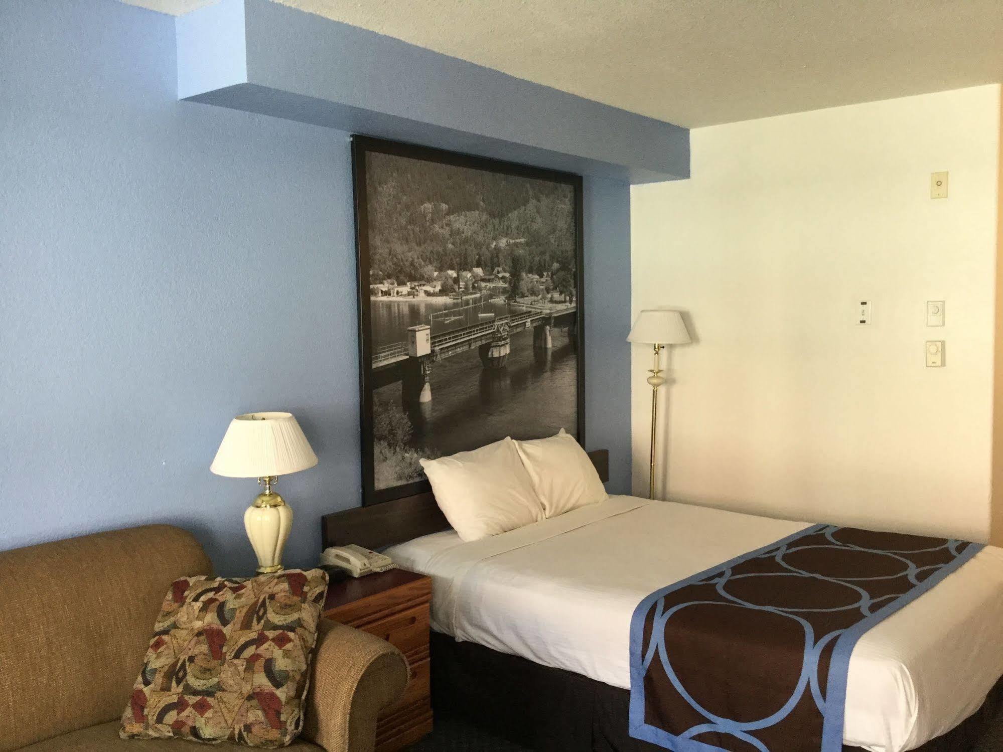 Super 8 By Wyndham Sicamous Hotel Luaran gambar