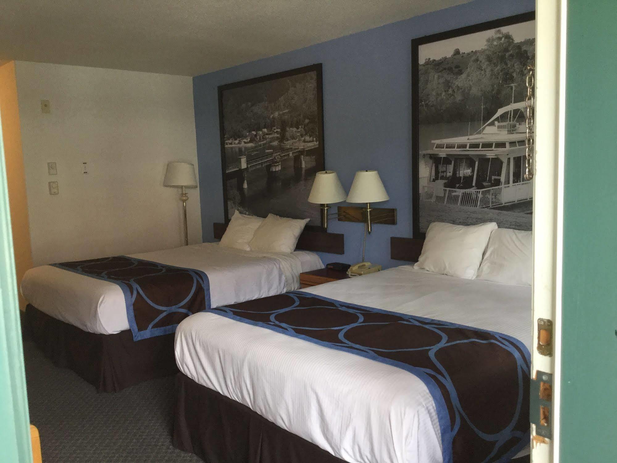 Super 8 By Wyndham Sicamous Hotel Luaran gambar