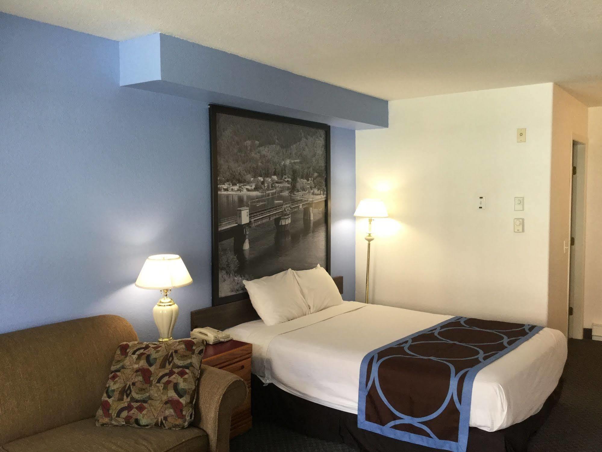 Super 8 By Wyndham Sicamous Hotel Luaran gambar