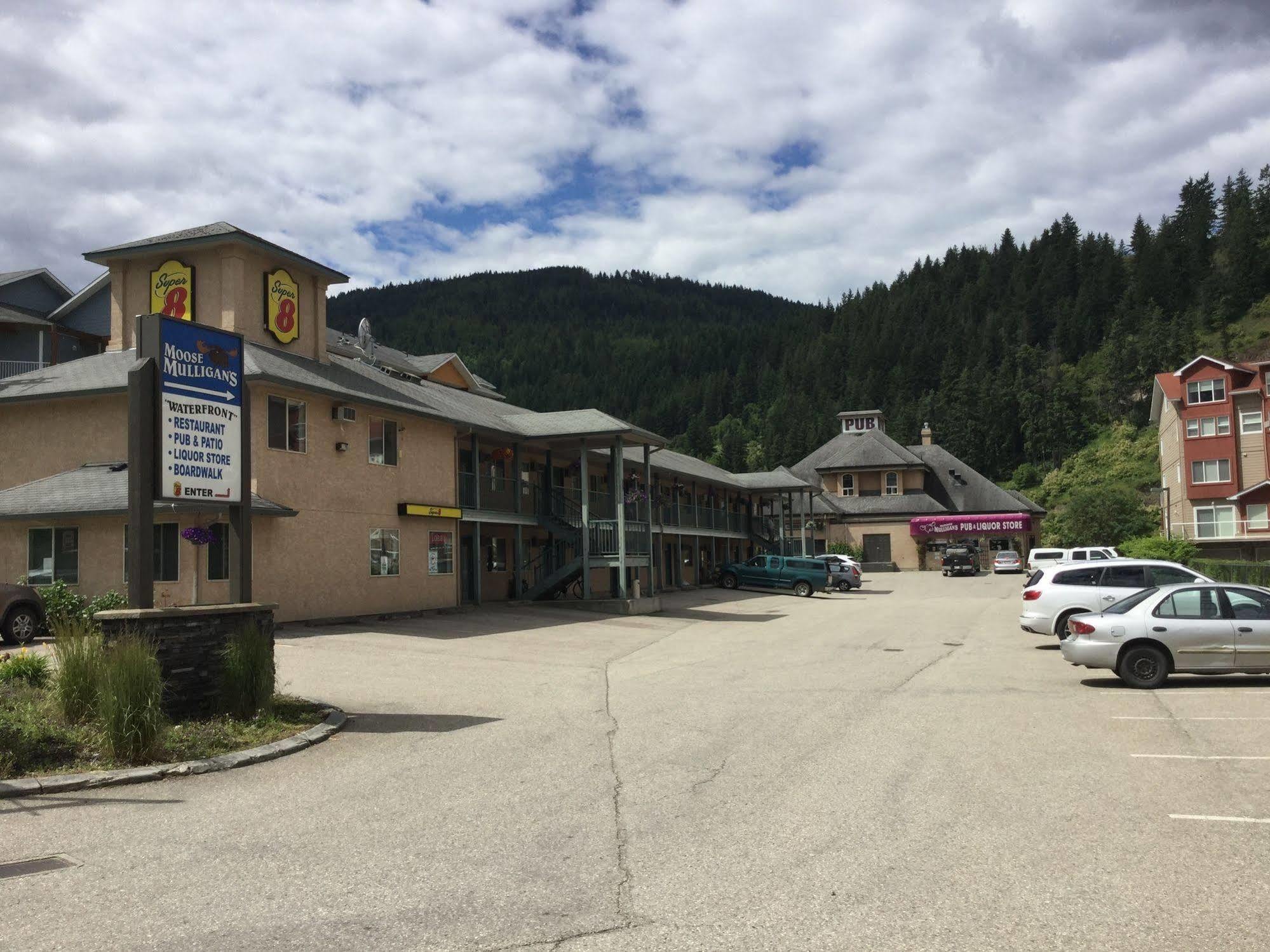 Super 8 By Wyndham Sicamous Hotel Luaran gambar