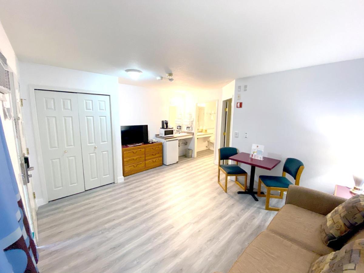 Super 8 By Wyndham Sicamous Hotel Luaran gambar