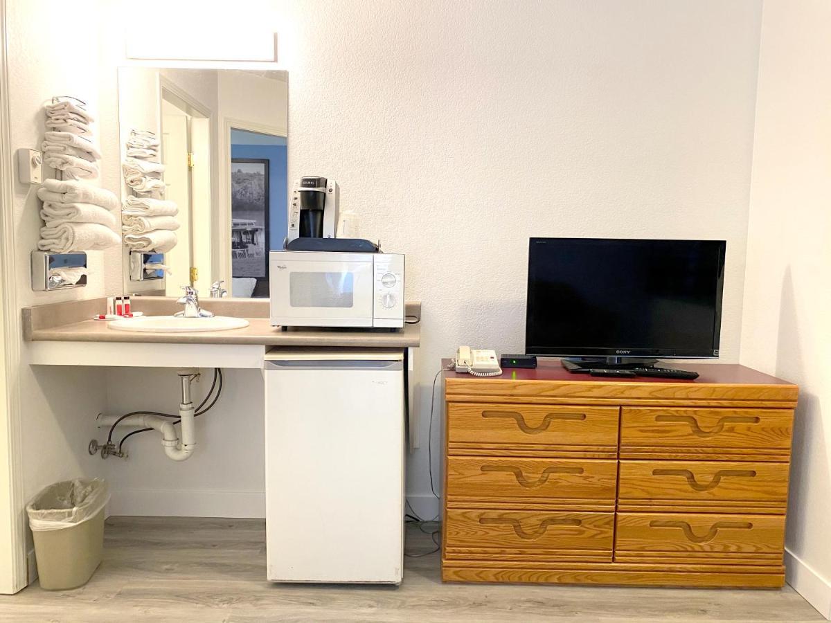 Super 8 By Wyndham Sicamous Hotel Luaran gambar